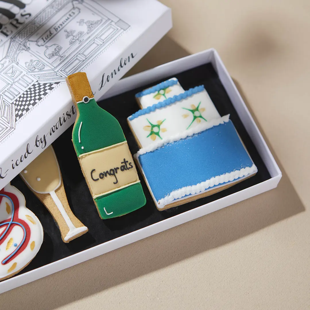 graduation-gifts-thoughtful-flowers-gifts-by-post